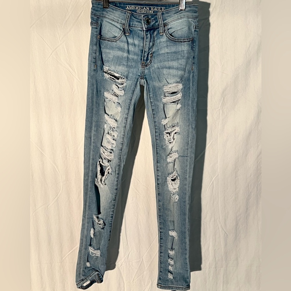 American Eagle super distressed jegging in size 00 short.  Light wash
